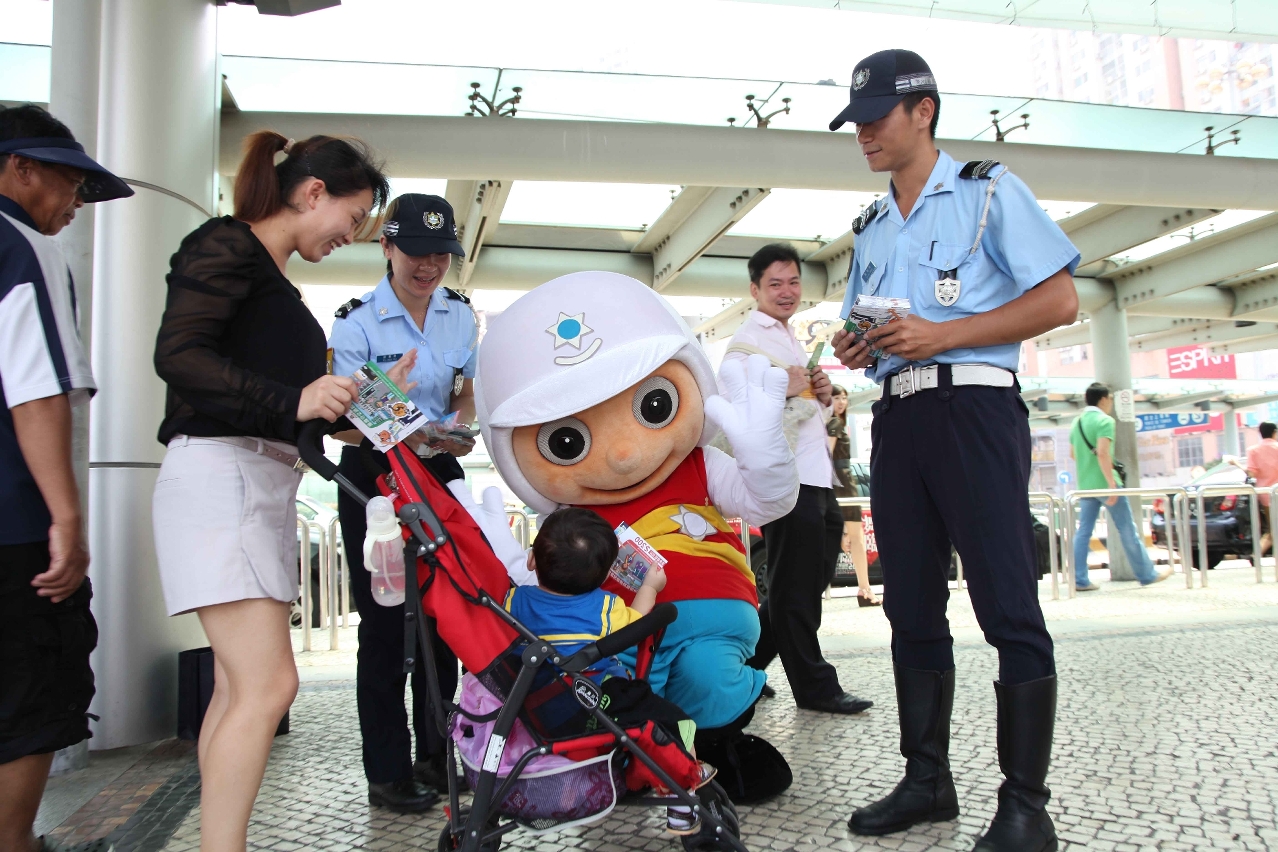 向市民遊客宣傳交通安全
