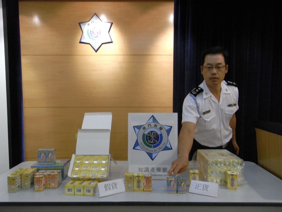 海關揭發藥店賣冒牌藥案相片一：海關發言人講述案件經過