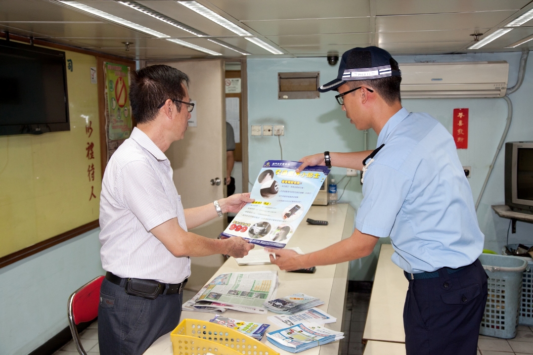 治安警察局前往"黃的"進行交通安全宣傳活動
