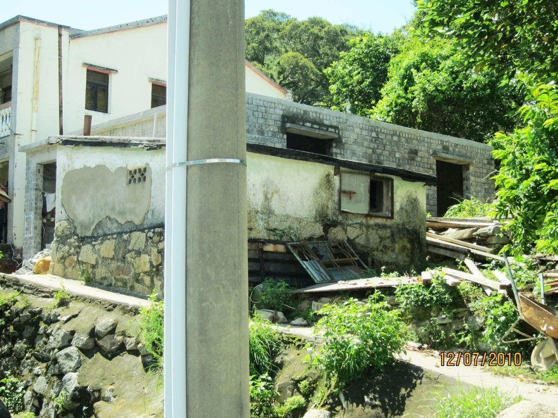 被佔土地上非法工程剛展開時的情況