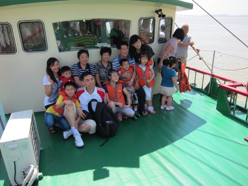 市民扶老攜幼出海感受漁家風光