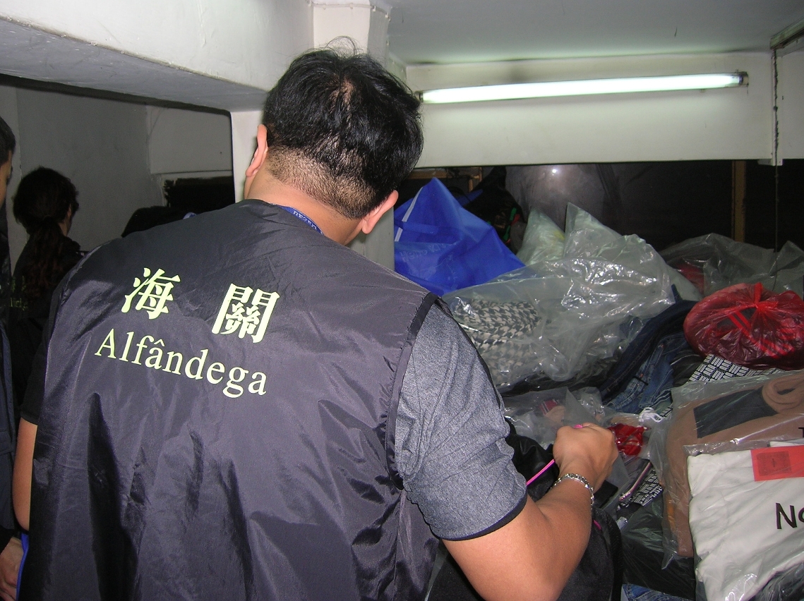 成衣店售賣侵權物品案相片二：海關人員在店舖閣樓查緝有關侵權物品