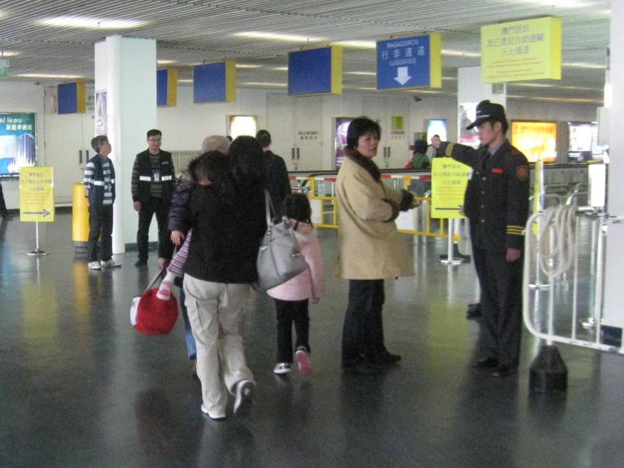 保安員向旅客指示分流通道
