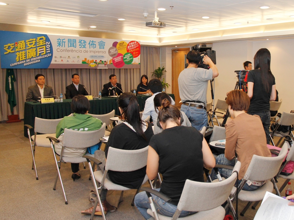 交通事務局、治安警察局、法務局及民政總署代表介紹交通安全推廣月活動詳情