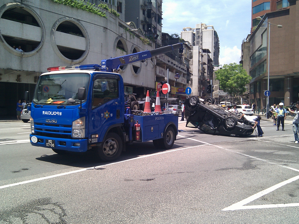 吊走肇事車輛