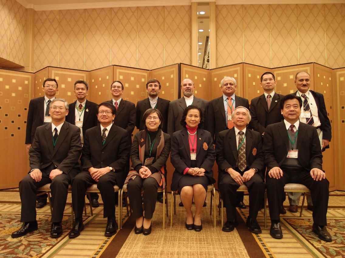 「亞洲申訴專員協會」（AOA）理事會及秘書處成員合照，前排右一為中國監察部副部級監察專員張化為