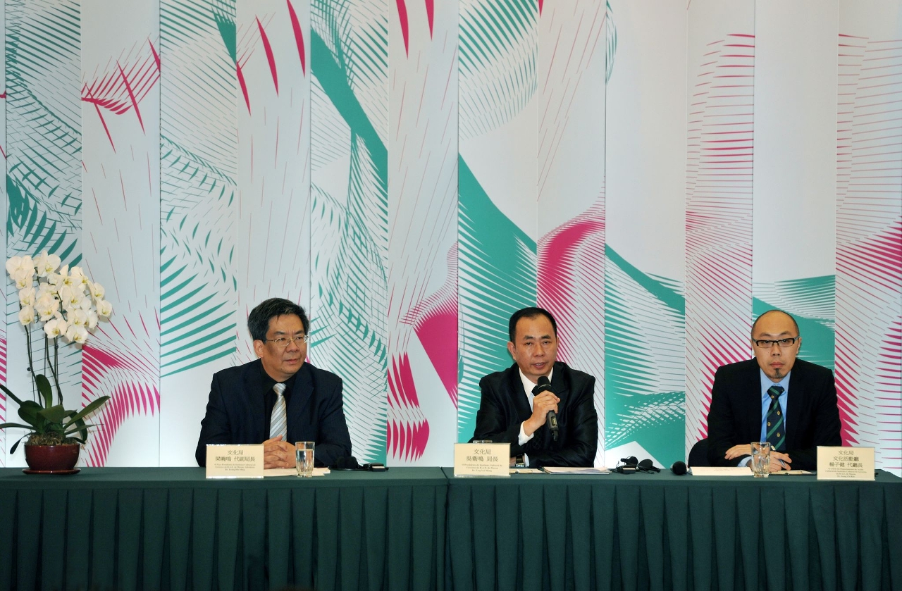 文化局吳衛鳴局長、梁曉鳴代副局長及文化活動廳楊子健代廳長向傳媒介紹本屆藝術節舉行情況