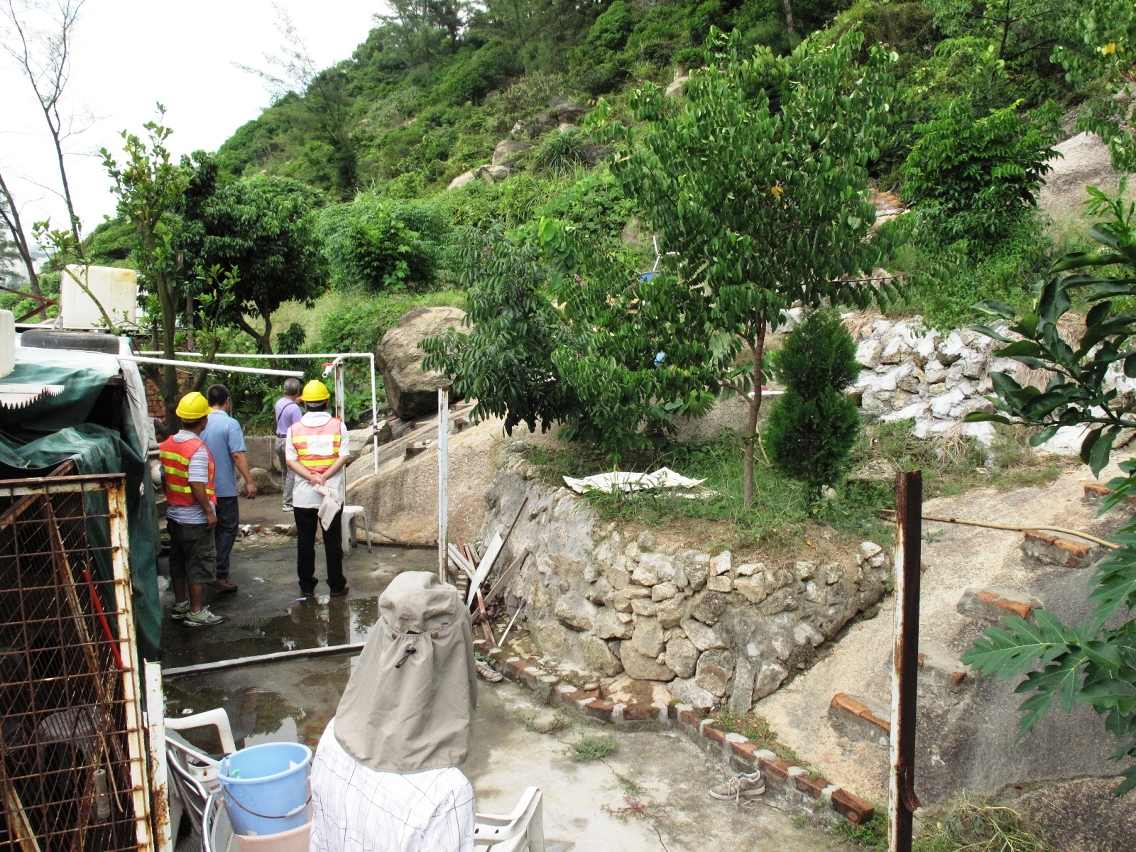 非法佔用人改造山坡體建造私人花園