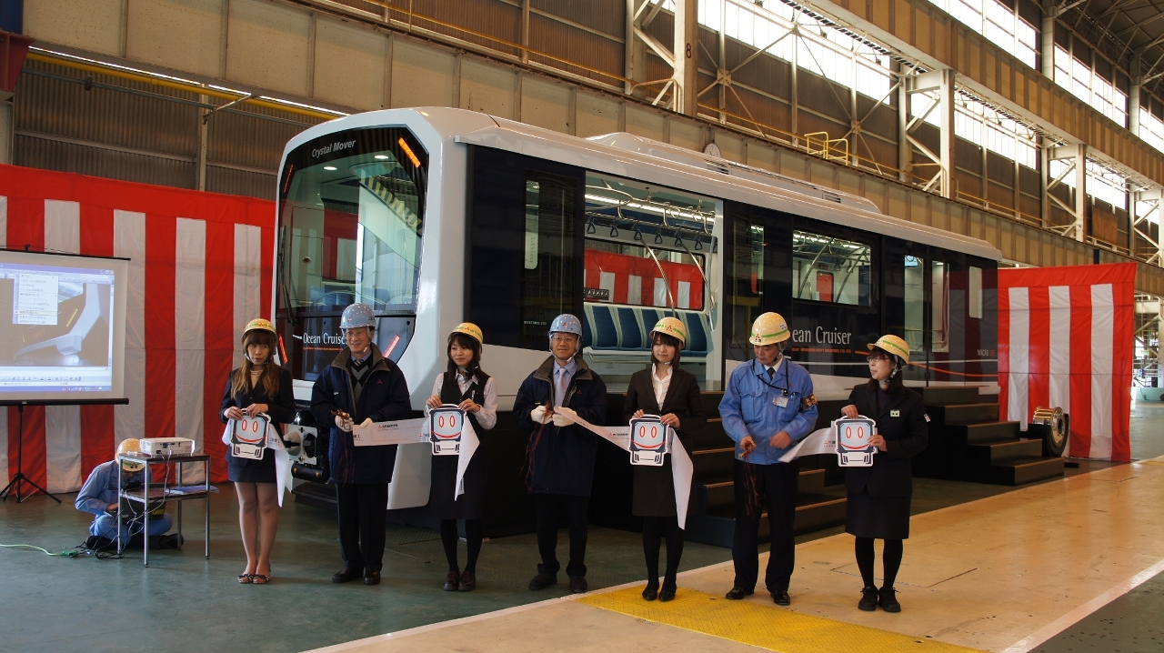 劉仕堯等主持輕軌車廂模型接收儀式