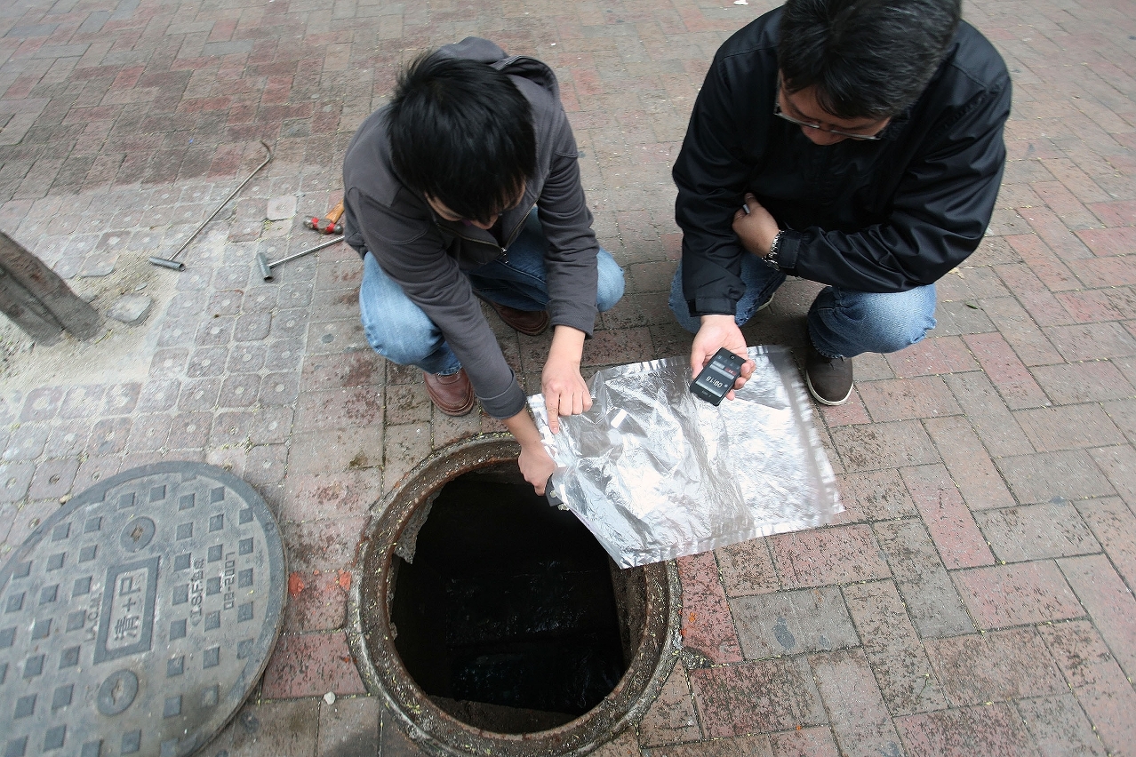 調查團隊檢測與事發單位相連的地下街渠