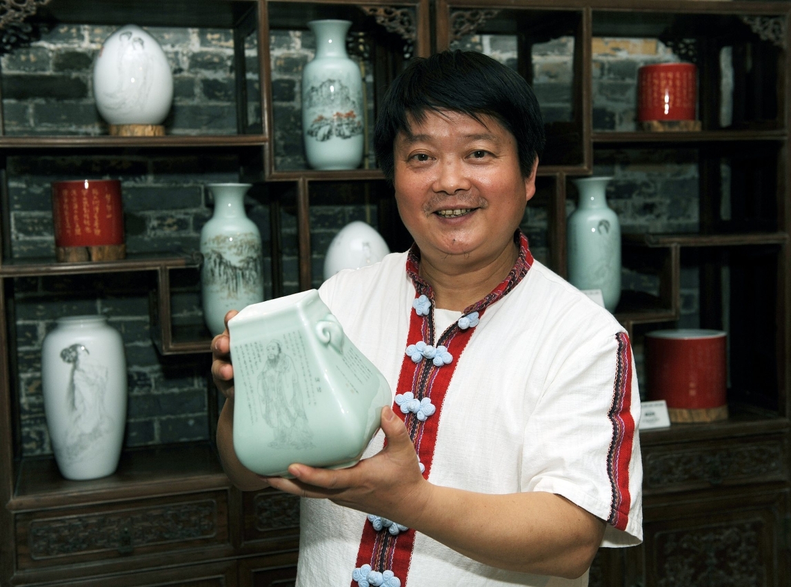 瓷瓶雕刻工藝家劉永强