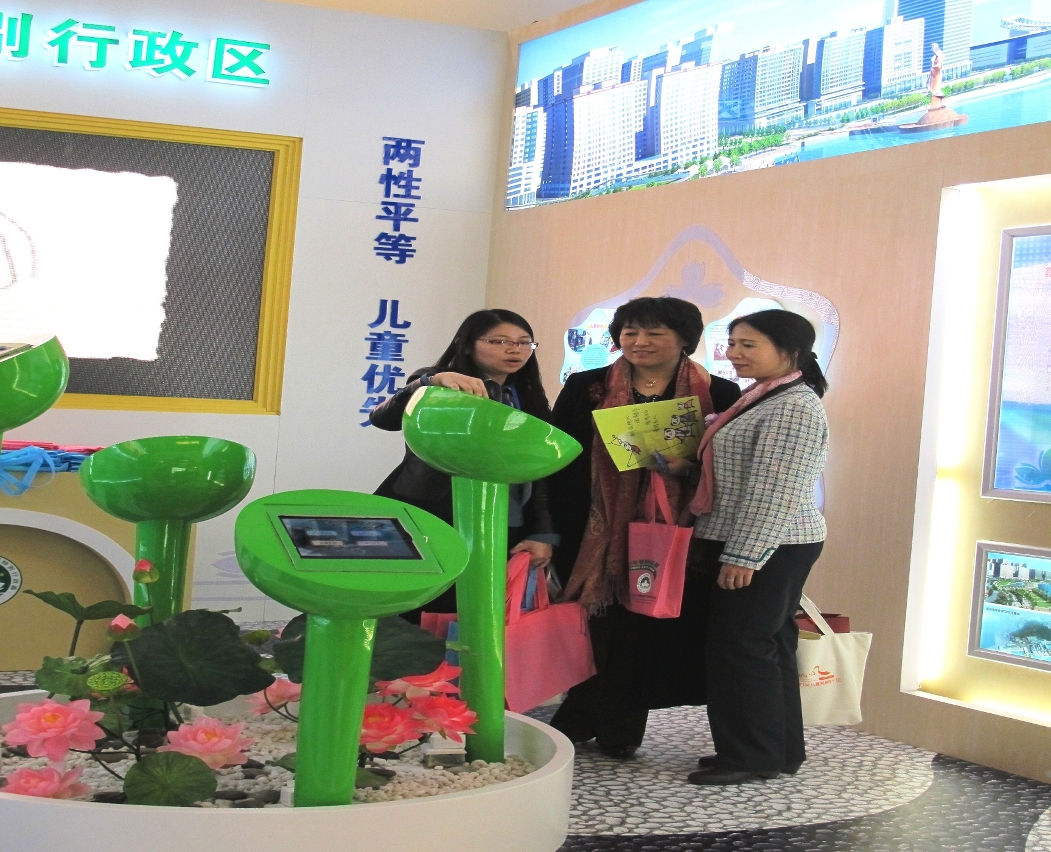 工作人員向參觀者介紹展覽內容