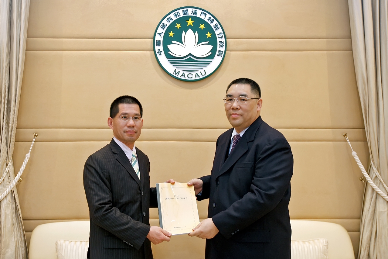 廉政專員馮文莊向行政長官崔世安博士提交2010年廉政公署工作報告