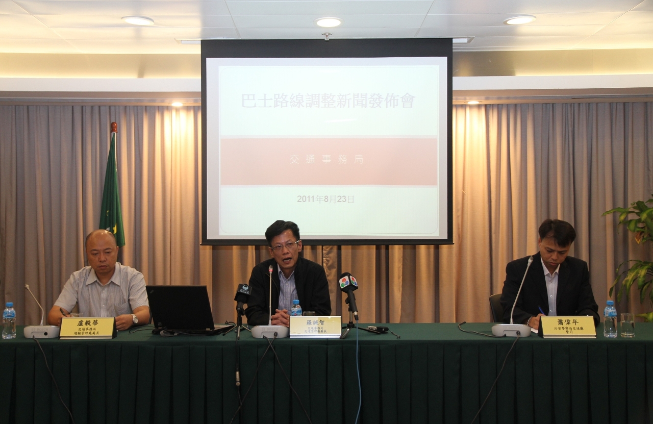 交通事務局及治安警察局舉行中區巴士站點分流措施新聞發佈會