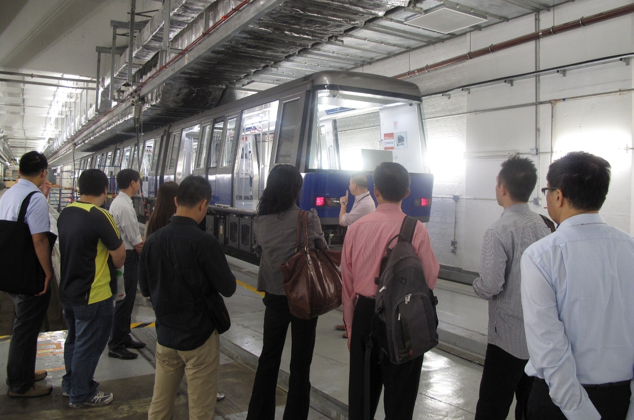 運建辦人員考察地鐵車廠情況