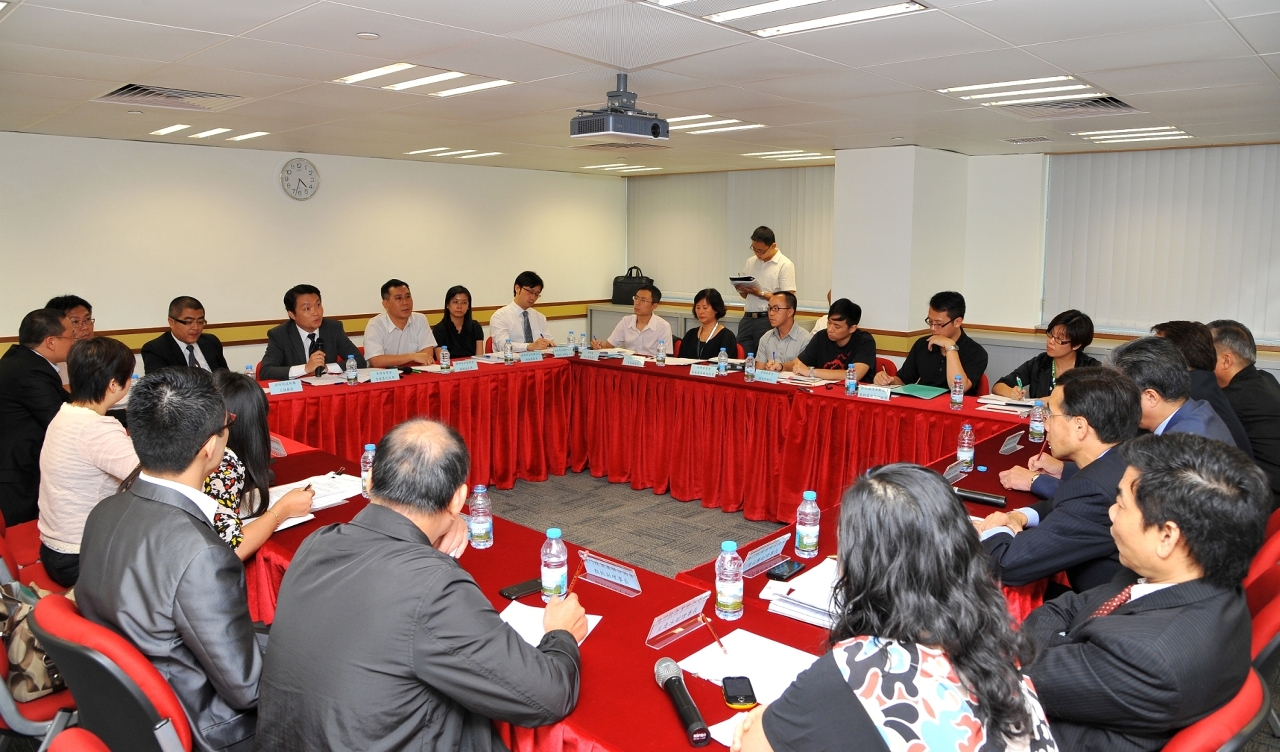 352 民署與相關部門向飲食業界介紹巡查場所消防安全措施安排