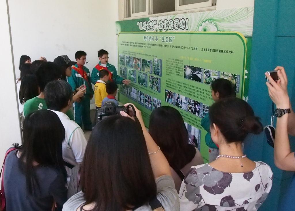 求是小學的學生向團員介紹校園的低碳生活