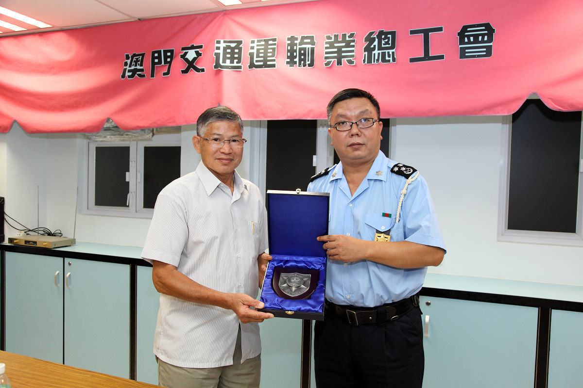 梅山明廳長向該會何桂興會長致送紀念品