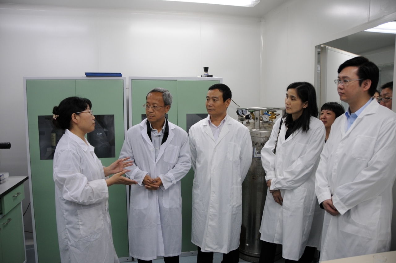 代表團在拜訪華南所期間參觀二噁英實驗室等設施
