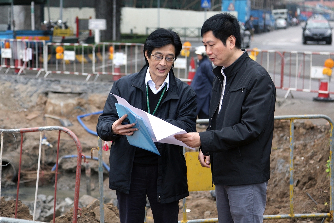賈利安及劉振滄巡視工地
