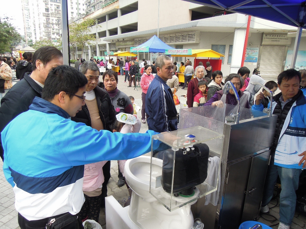 節水小組向市民介紹節水器具種類