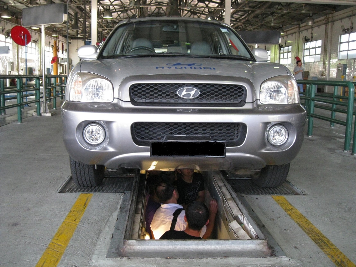 學員學習天然氣汽車的檢驗方法