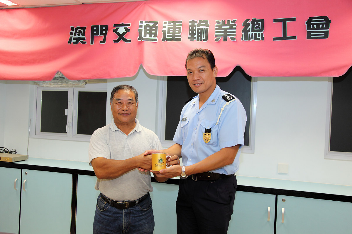 梁碩敏副警務總長致送紀念品