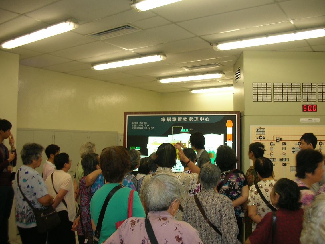 參觀活動讓市民能親身感受及目睹在日常生活廢棄物的處理過程，藉此向居民灌輸源頭減廢的重要性