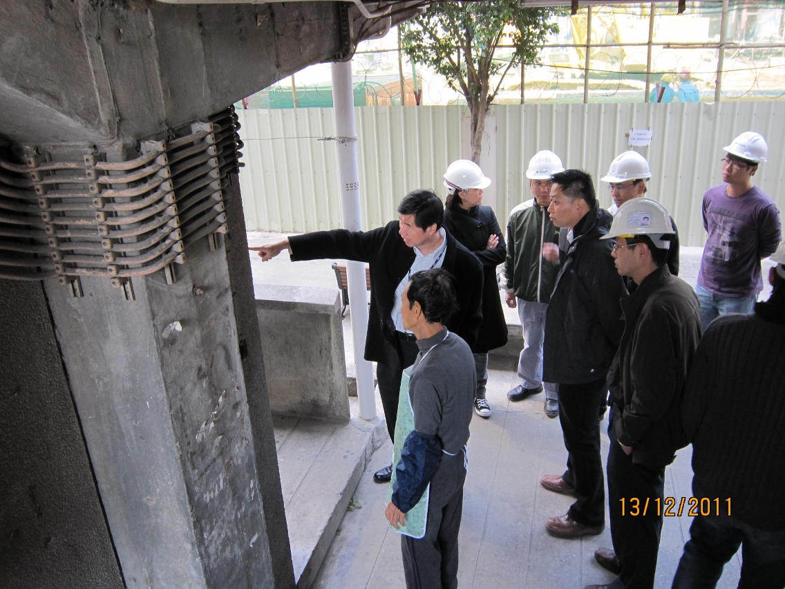 建設辦主任陳漢傑於2011年年底與工程人員實地視察公務員大廈結構問題。
