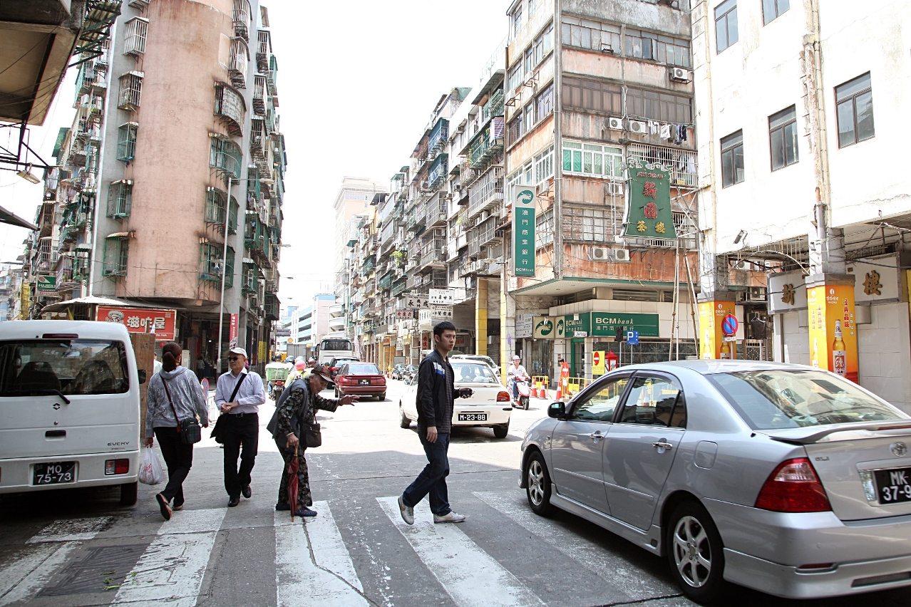 政府計劃在沙梨頭海邊街興建行人天橋，更好地保障行人過路安全。