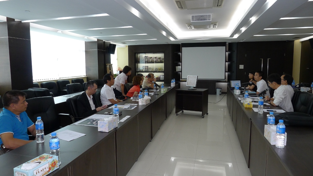 運建辦與設計顧問向團體介紹輕軌設計