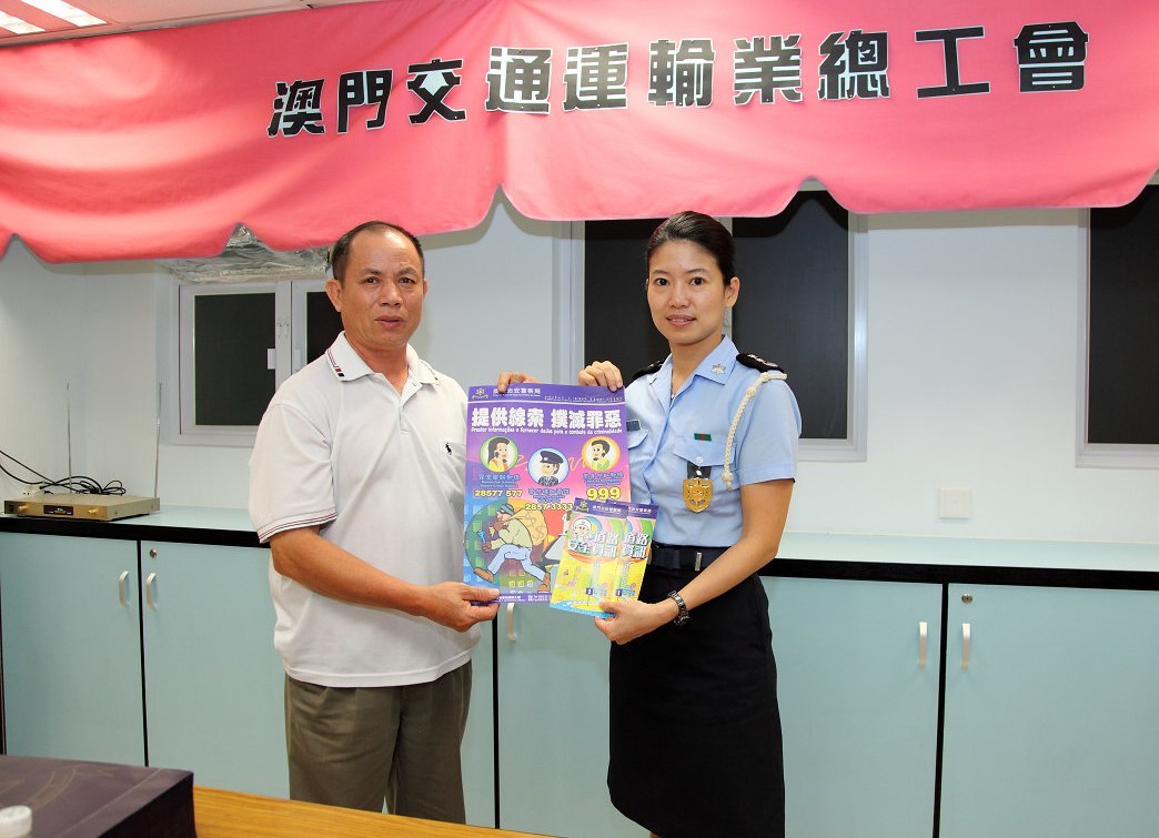 劉運嫦處長向該會致送宣傳品