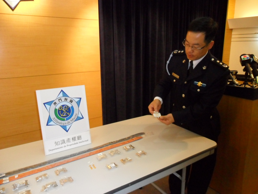押店冒牌珠寶手飾案相片一：海關發言人講述案件經過