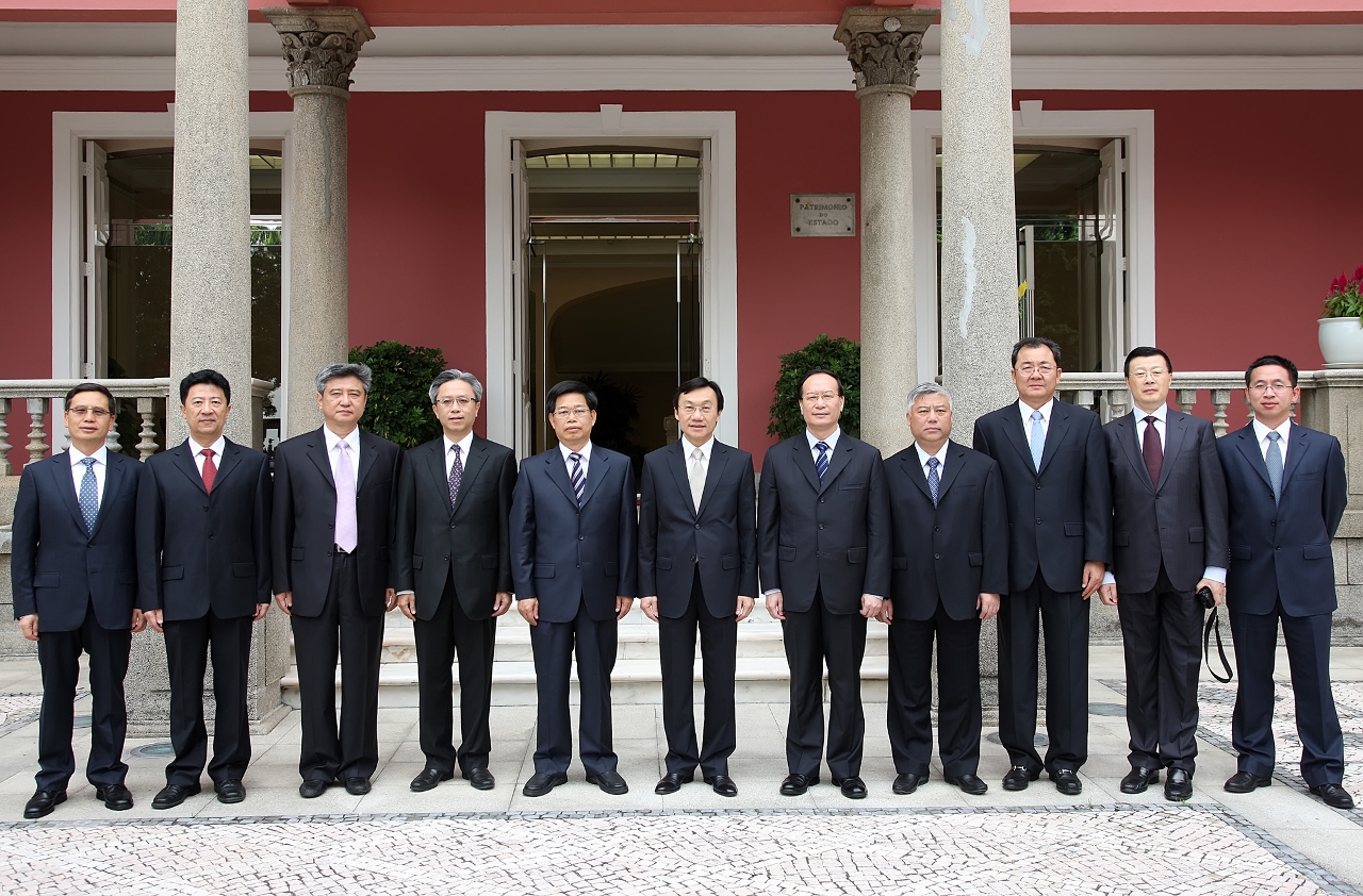 泛珠“9 + 2 ”地區政府秘書長在澳門特區政府總部合影