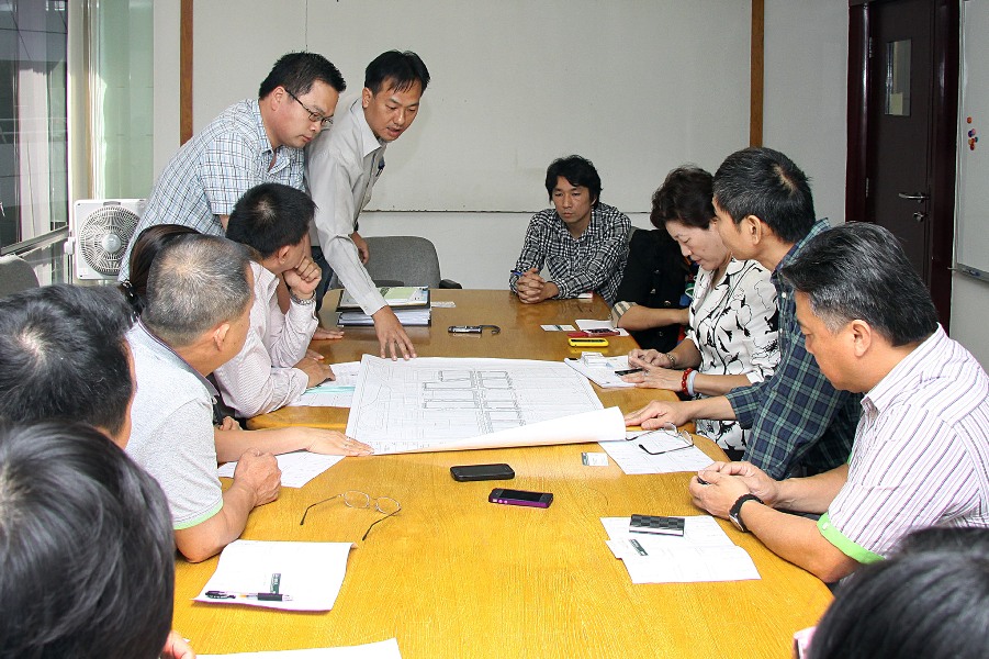 政府代表向與會者介紹施工安排