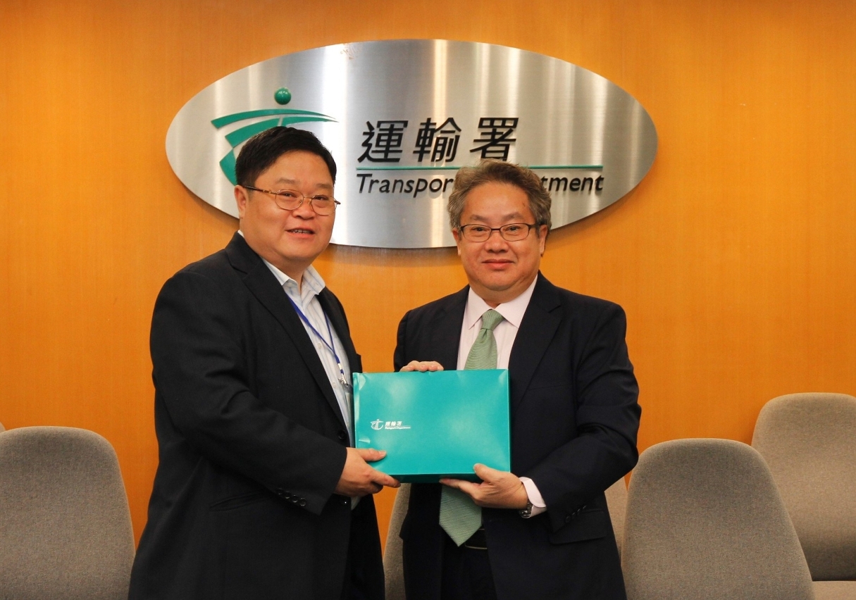 交通事務局局長汪雲與香港運輸署助理署長袁立本互贈紀念品