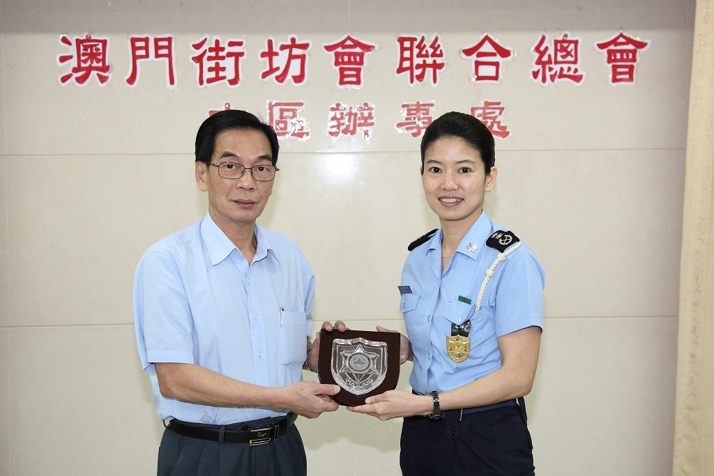 劉運嫦副總長向陳溥森致送紀念品
