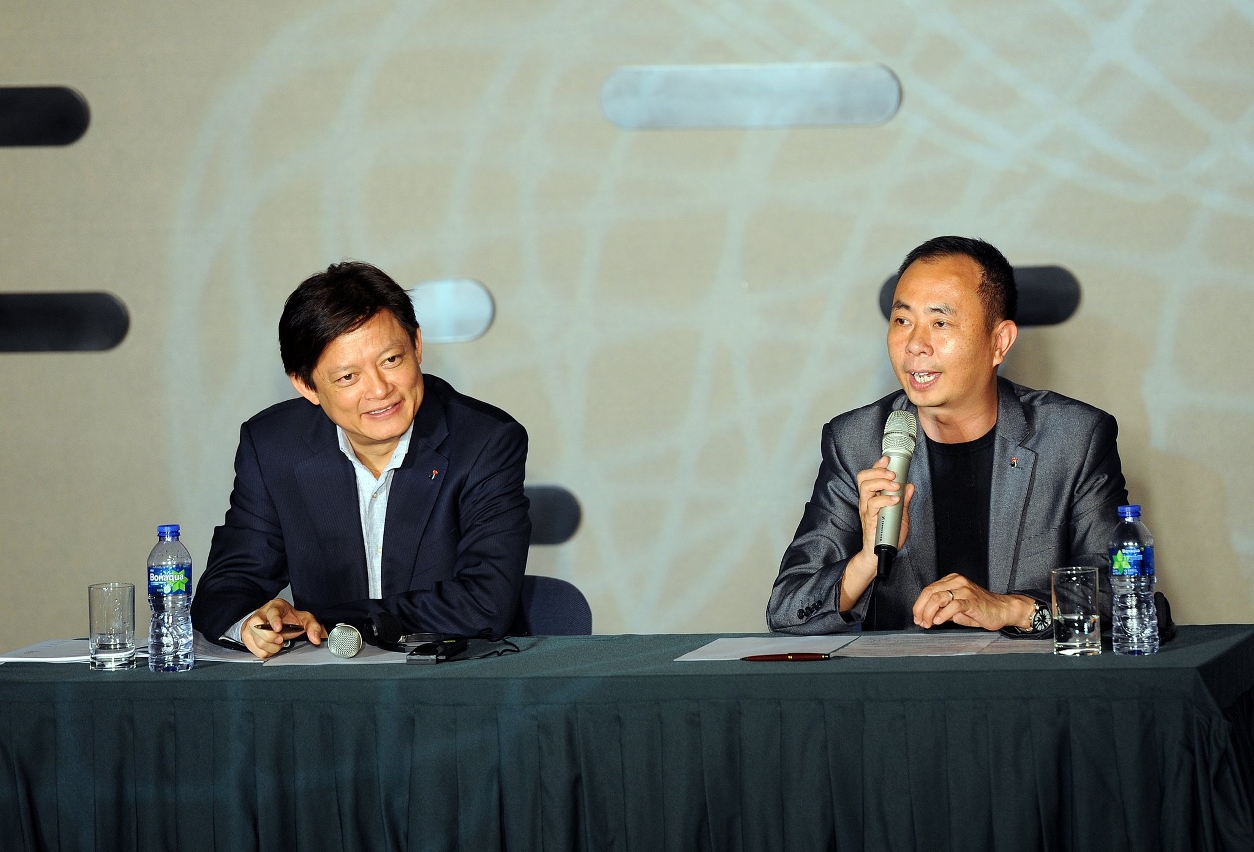 文化局局長吳衛鳴（右）與音樂節藝術總監莫華倫解答記者提問。