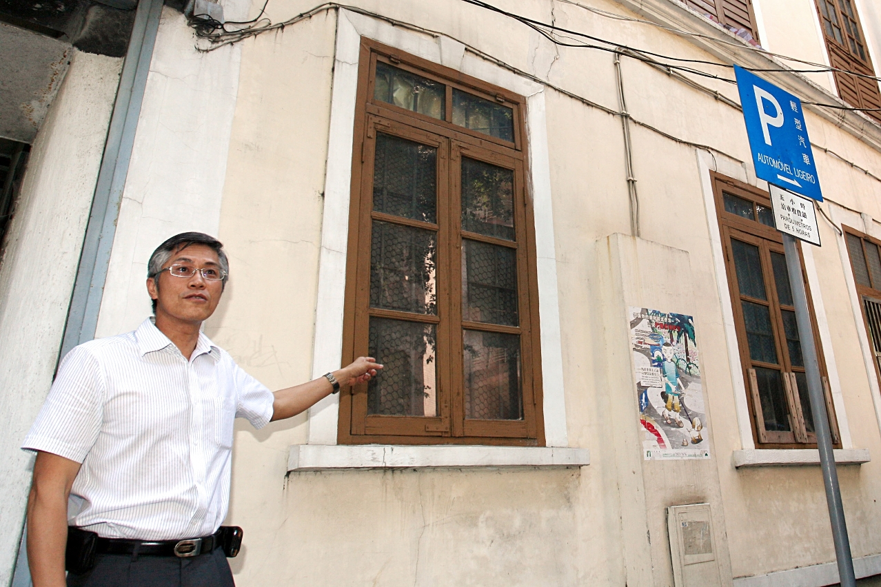 土地工務運輸局人員向傳媒介紹政府處理殘舊樓宇情況1