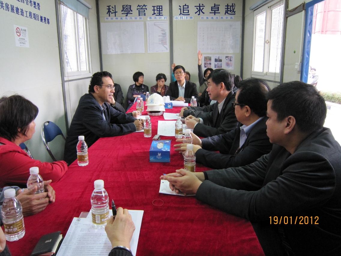 建設辦主任陳漢傑接見公務員大廈居民代表及立法議員高天賜聽取意見及建議。
