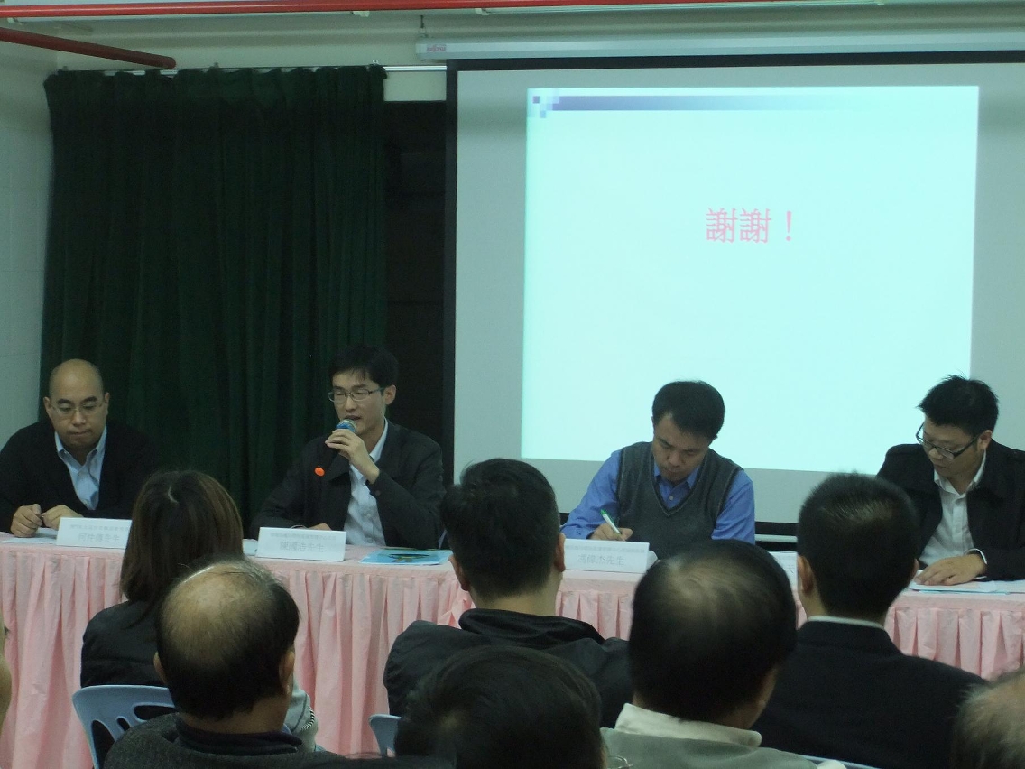 環保局人員回應居民關注的問題