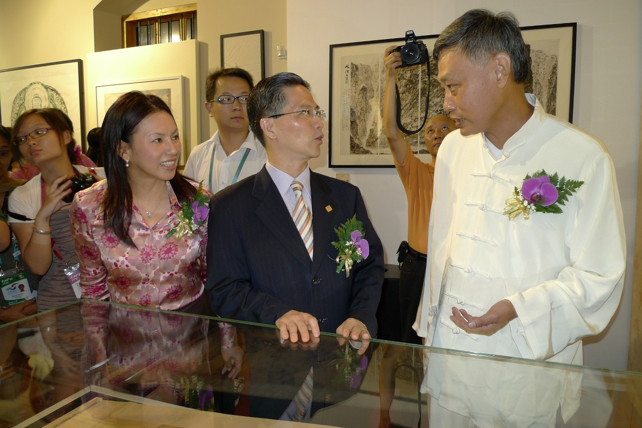 本澳知名藝術家蘇民向周漢民，楊寶儀介紹《春郊試馬圖》真跡