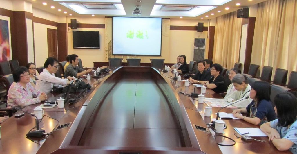 圖二_格致中學王書記向交流團介紹該校的節能教育
