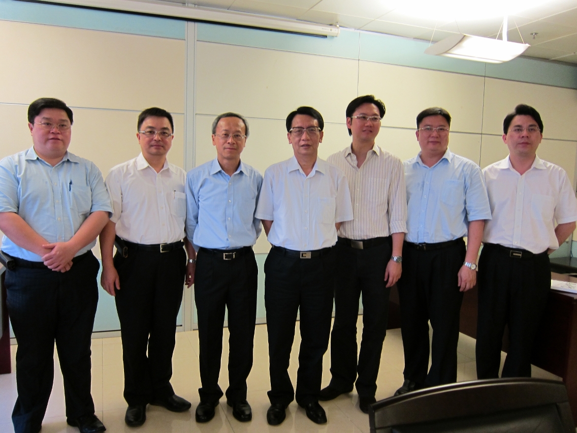 劉仕堯一行與廣東省環保廳廳長李清合照