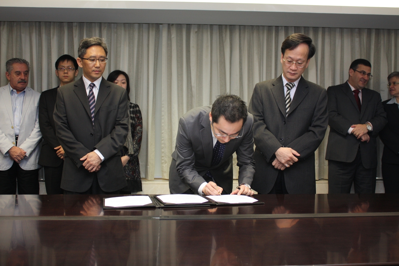 運輸基建辦公室新任副主任李安德簽署就職狀