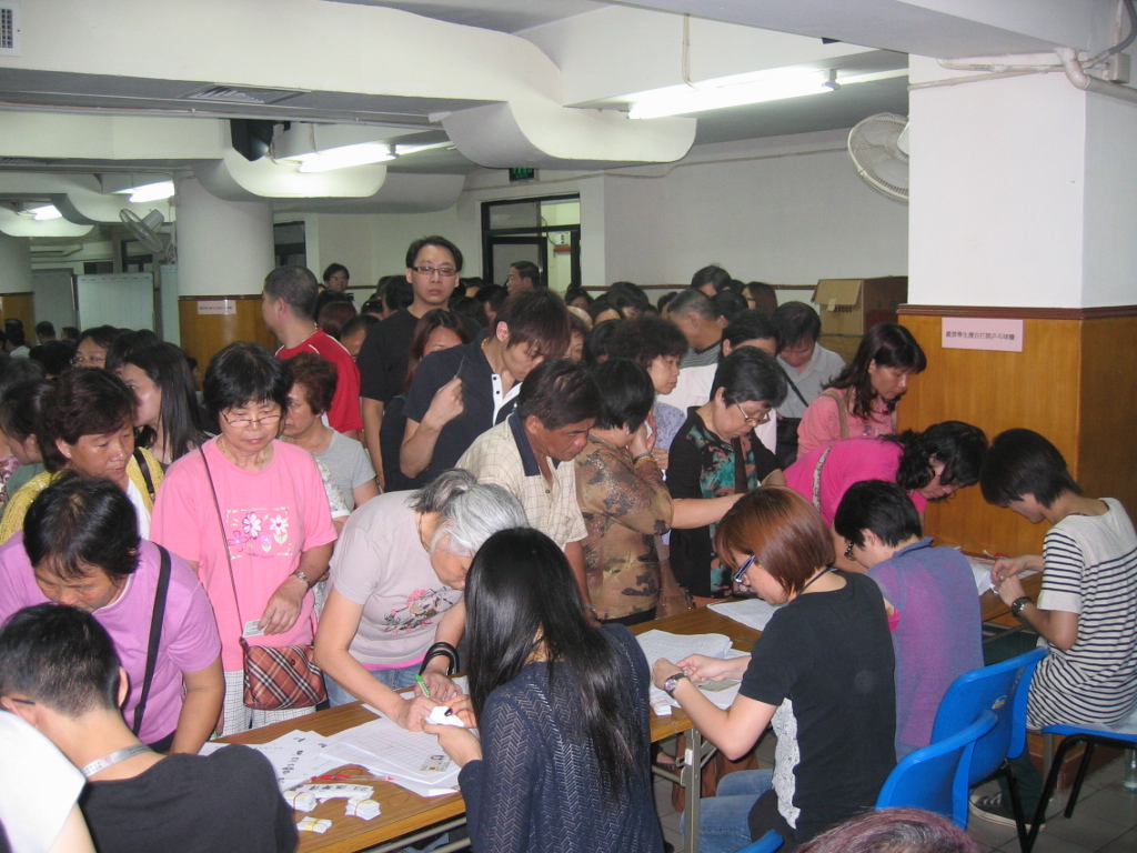 房屋局人員協助運順新邨核對出席業主的身份