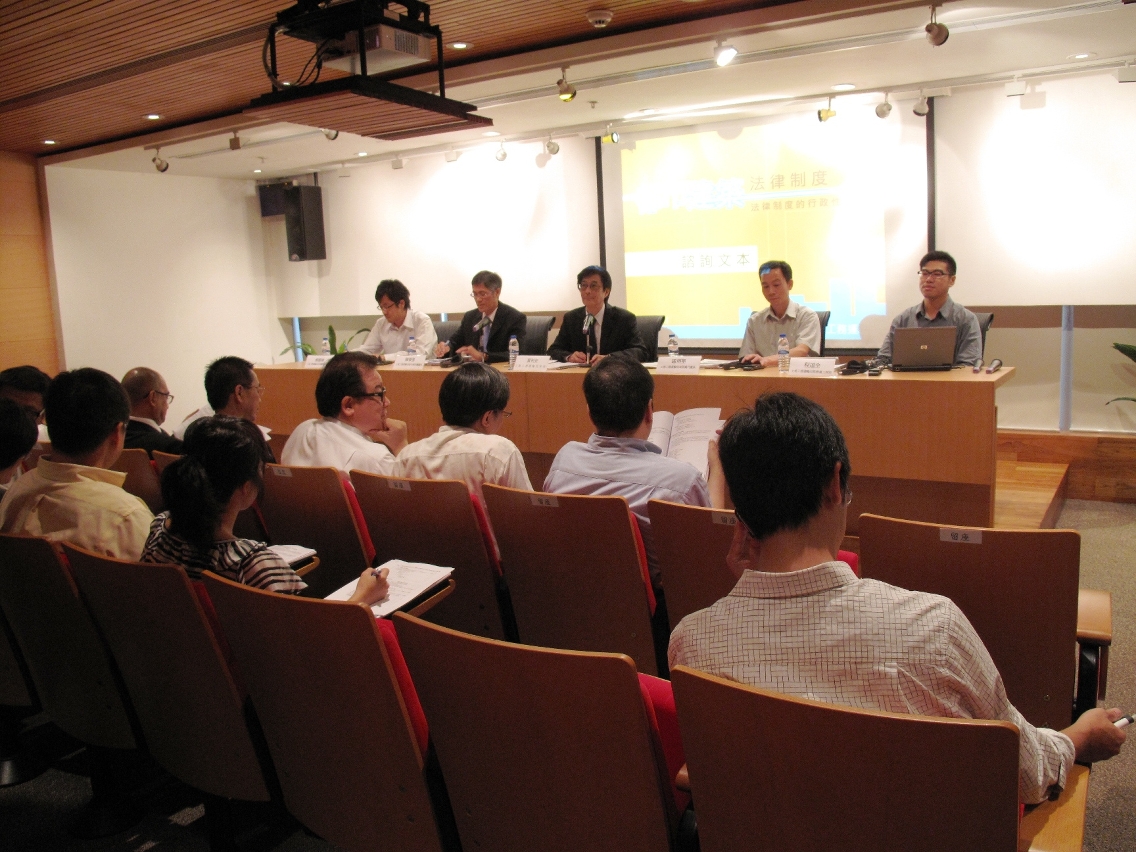 土地工務運輸局舉辦多場諮詢會，聽取公眾對都市建築法律制度及行政性質規範諮詢文本的意見。