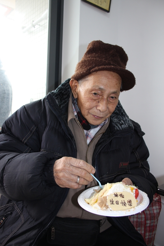 林伯在社屋單位內吃生日蛋糕