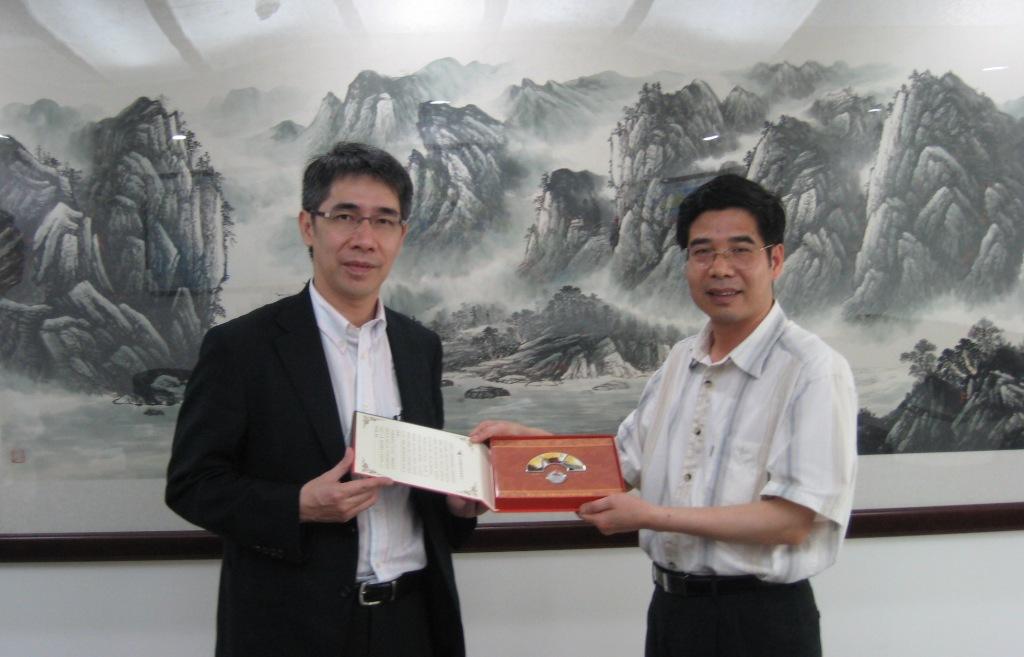 與廣東省發改委能源局會唔後交換紀念品