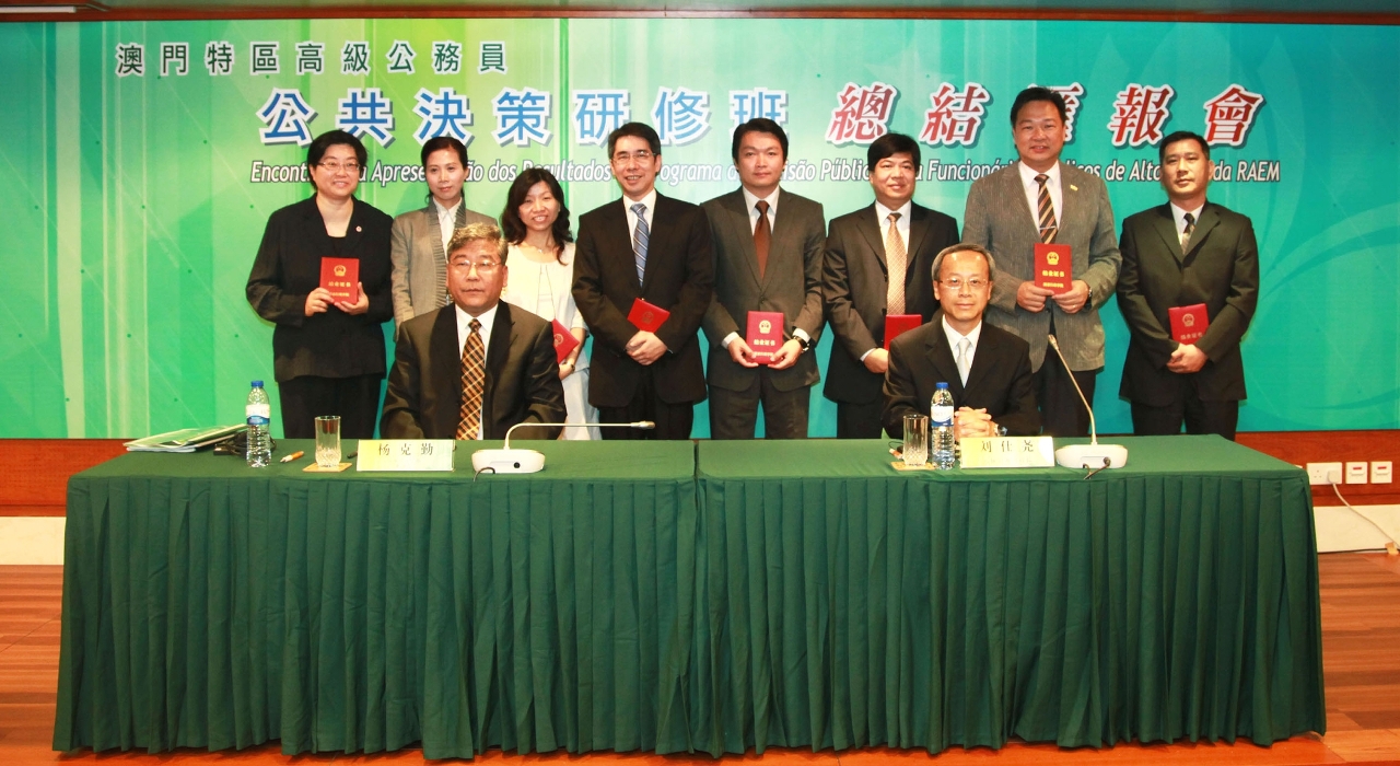 運輸工務司司長劉仕堯與其中一組的學員合照